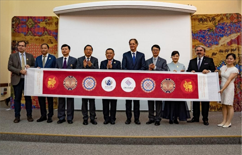 “絲路綺粲—中國絲綢藝術展”開幕式在匈牙利首都布達佩斯舉行。布達佩斯中國文化中心供圖