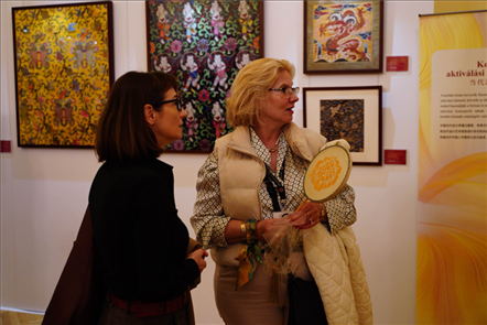 游客觀賞。布達佩斯中國文化中心供圖