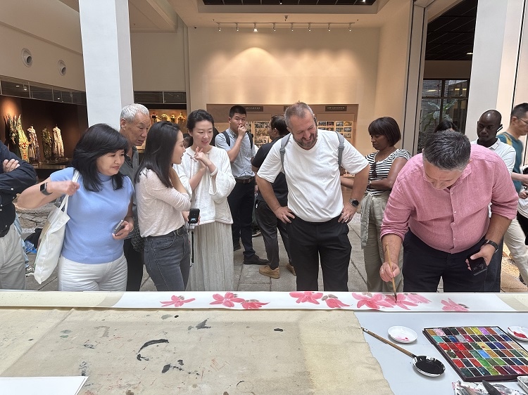 首屆國際傳播“絲路獎(jiǎng)”獲獎(jiǎng)代表等在廣州市荔灣區(qū)永慶坊參加文化交流活動。楊爍壁、王燕攝影報(bào)道