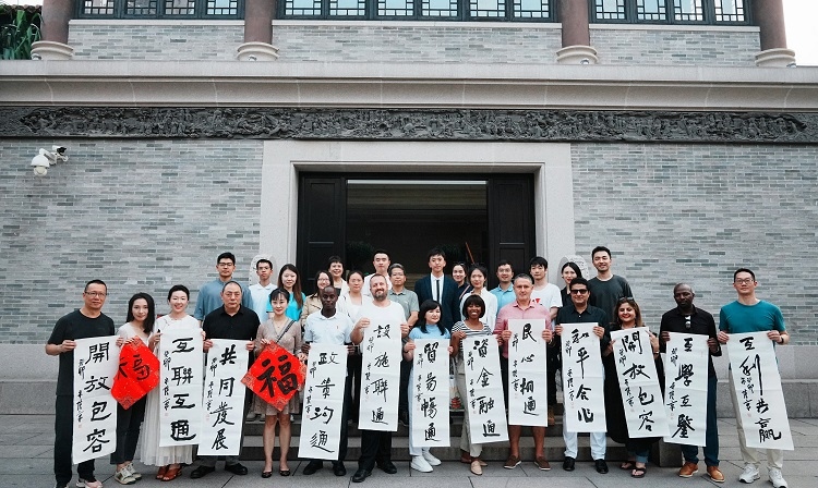 首屆國際傳播“絲路獎(jiǎng)”獲獎(jiǎng)代表等在廣州市荔灣區(qū)永慶坊參加文化交流活動。楊爍壁、王燕攝影報(bào)道