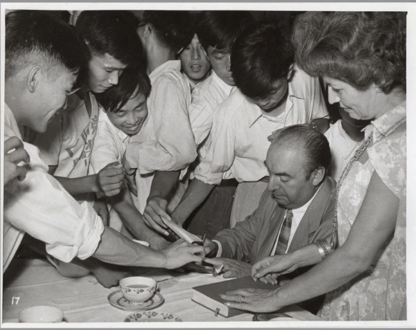 諾貝爾文學(xué)獎得主巴勃羅·聶魯達(dá)與中國青年在一起（資料圖片）。中國美術(shù)館供圖