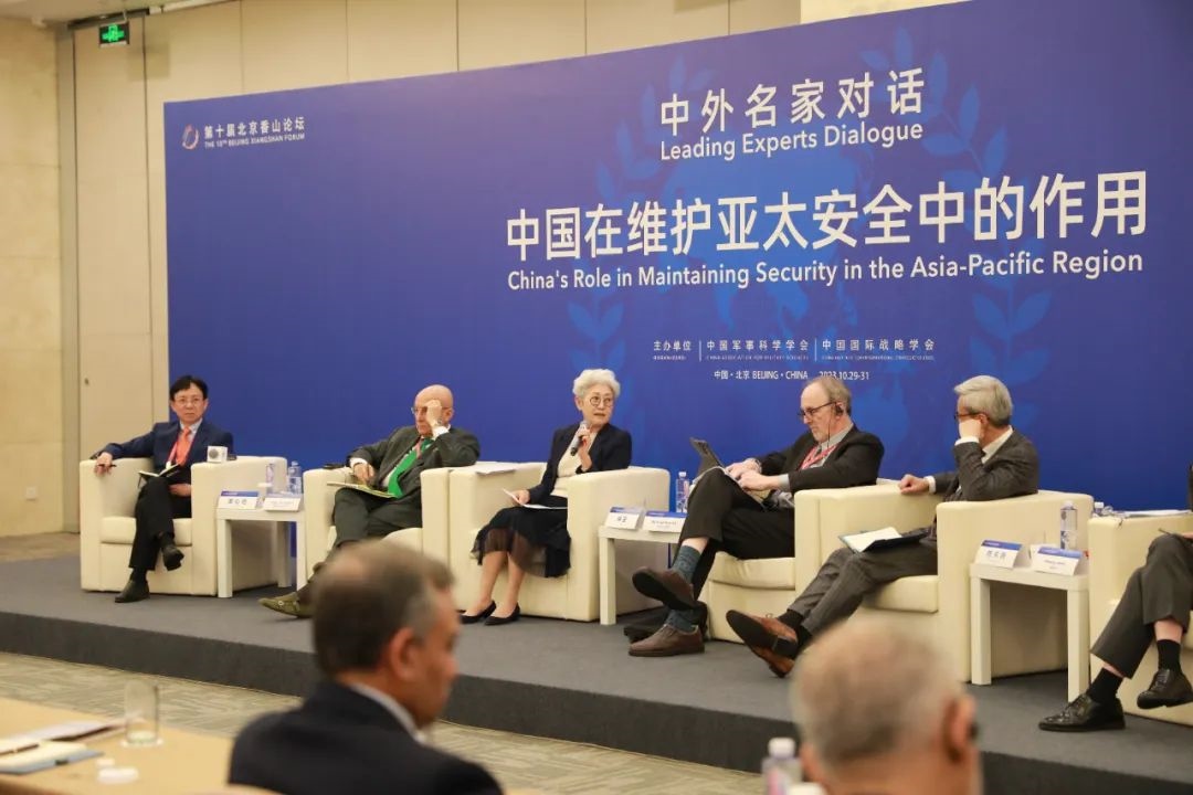 傅瑩（左三）反駁邁克爾·史文（左四）。斯基攝