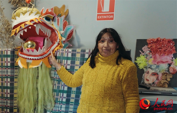 “熊貓閱覽室”一角。盧漢·梅洛為記者展示大使館贈送的龍頭。人民網(wǎng)記者 張若涵攝