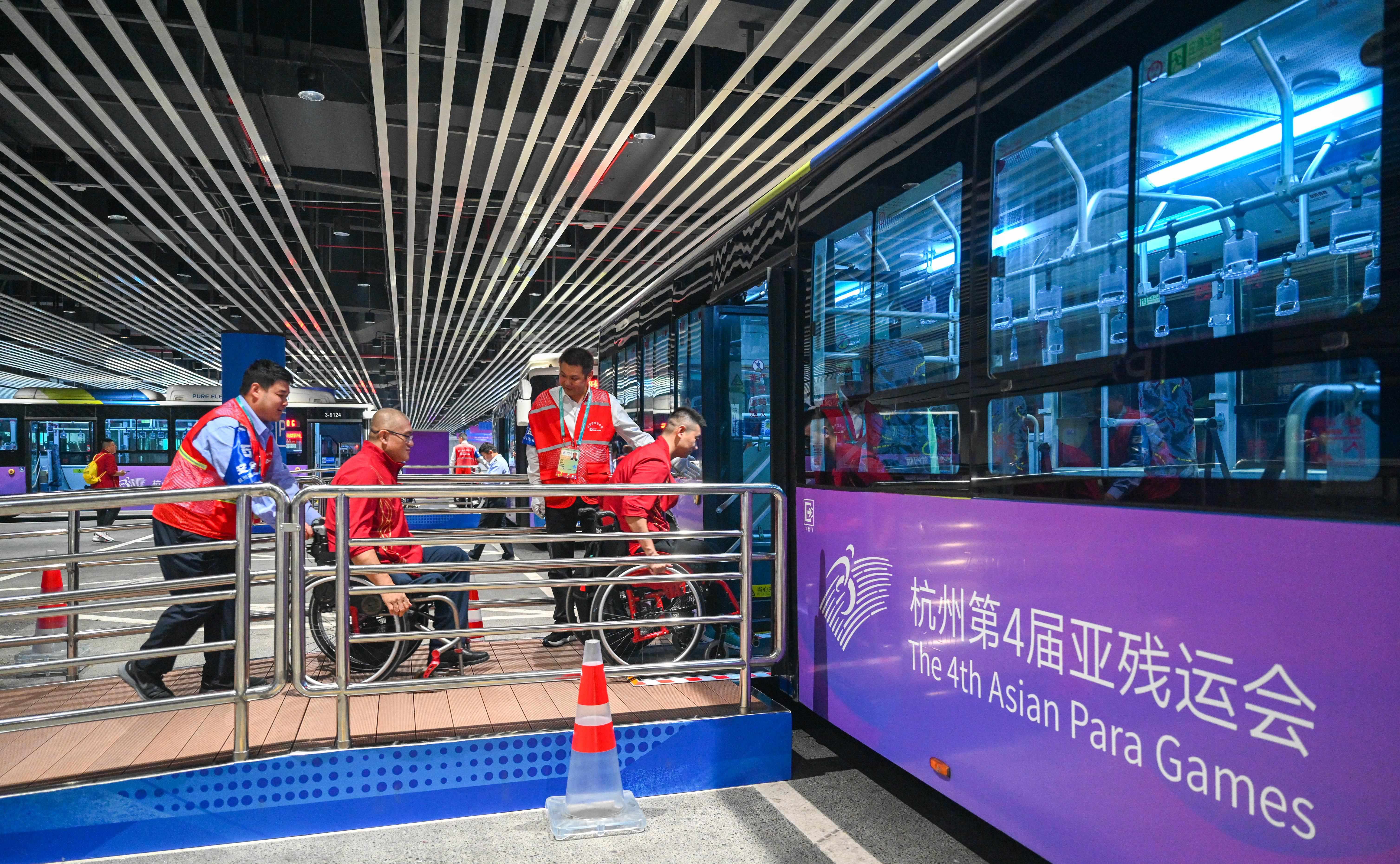 △2023年10月25日，結束輪椅籃球比賽后的中國隊和阿富汗隊球員通過無障礙坡道，順利上車返回運動員村。