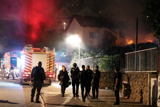  10月29日，在以色列北部城市謝莫納，以軍士兵和急救人員在一處被火箭彈擊中的現(xiàn)場執(zhí)勤。新華社發(fā)（阿亞爾·馬爾戈林?jǐn)z/基尼圖片社）