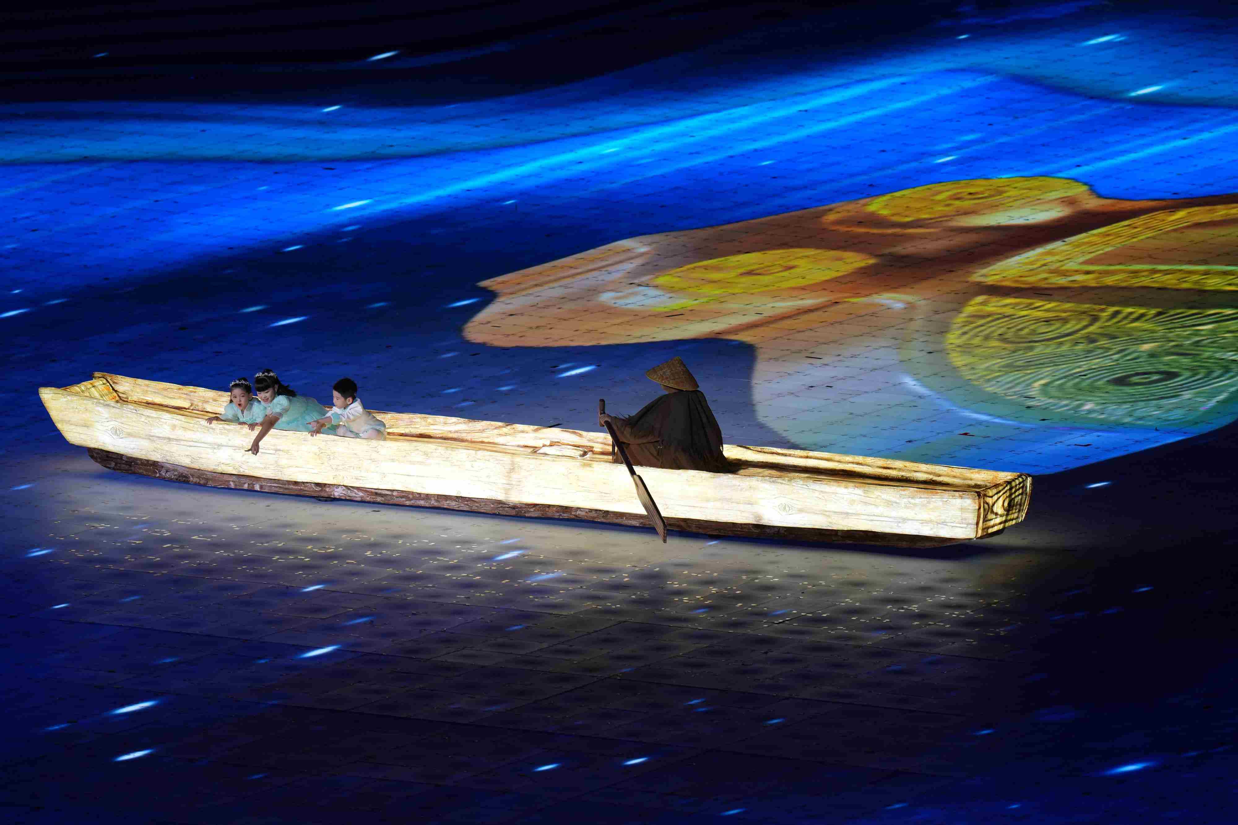 △2023年10月28日，杭州亞殘運會閉幕式上的“中華第一舟”。