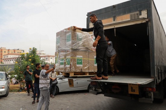  10月29日，工作人員在加沙地帶南部城市汗尤尼斯的一家醫(yī)院搬運(yùn)醫(yī)療援助物資。新華社發(fā)（里澤克·阿卜杜勒賈瓦德攝）