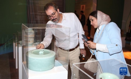 10月30日，人們在伊朗德黑蘭伊朗國家藝術(shù)科學(xué)院觀看展出的展品。新華社記者 沙達提 攝