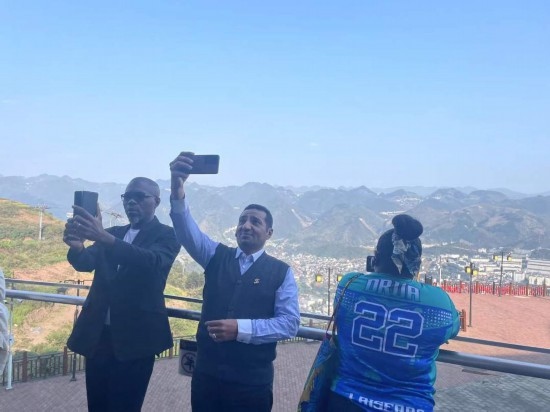 外媒記者在天釀景區(qū)拍照留念。本報(bào)記者葉子攝