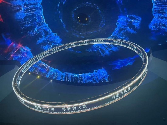 《天釀》演出中，屏幕上展示的歌詞。本報(bào)記者葉子攝