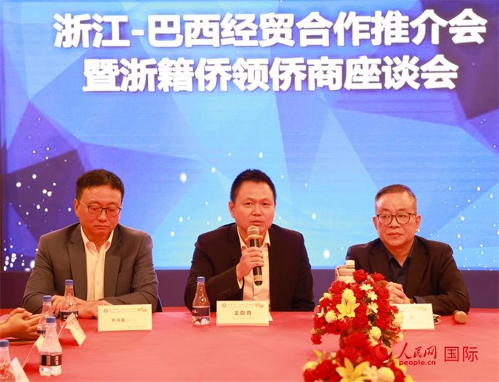 中國駐里約代總領事王尉育（中）在活動中致辭。人民網(wǎng)記者 陳海琪攝