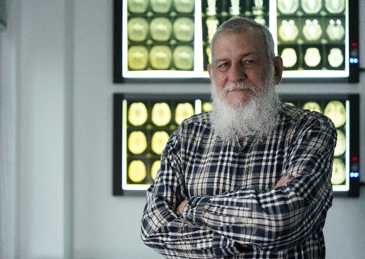 10月31日，古巴科學(xué)家裴德樂(lè)在電子科技大學(xué)校園內(nèi)。