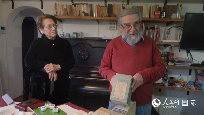 艾麗西亞·奧夫雷貢（左）和馬里奧·帕佐斯向記者展示家中收藏的西班牙語版《紅樓夢(mèng)》。人民網(wǎng)記者 張若涵攝