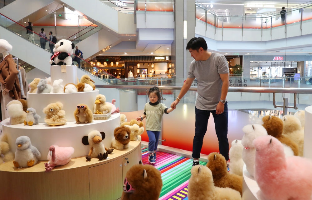 2023年11月2日，顧客在溫暖駝品牌專柜內(nèi)選購。連續(xù)六年參加進博會的秘魯羊駝制品品牌溫暖駝在上海市中心商場開設(shè)了專柜。新華社記者 方喆 攝