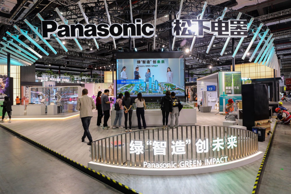 2023年11月2日，工作人員在進博會松下電器展位做準(zhǔn)備工作。新華社記者 辛夢晨 攝