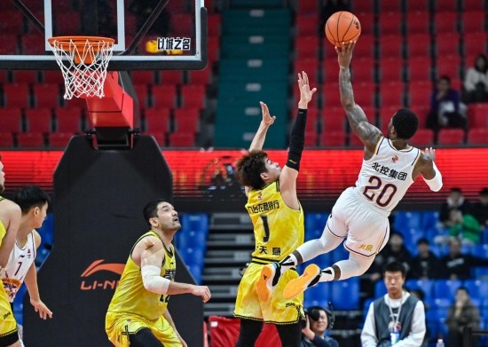 11月4日，北京控股隊(duì)球員費(fèi)爾德（右一）在比賽中投籃。新華社記者 顏麟蘊(yùn) 攝
