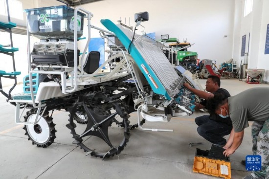 11月4日，技術(shù)員在南通市通州區(qū)十總鎮(zhèn)育民村農(nóng)場(chǎng)保養(yǎng)無(wú)人插秧機(jī)設(shè)備。