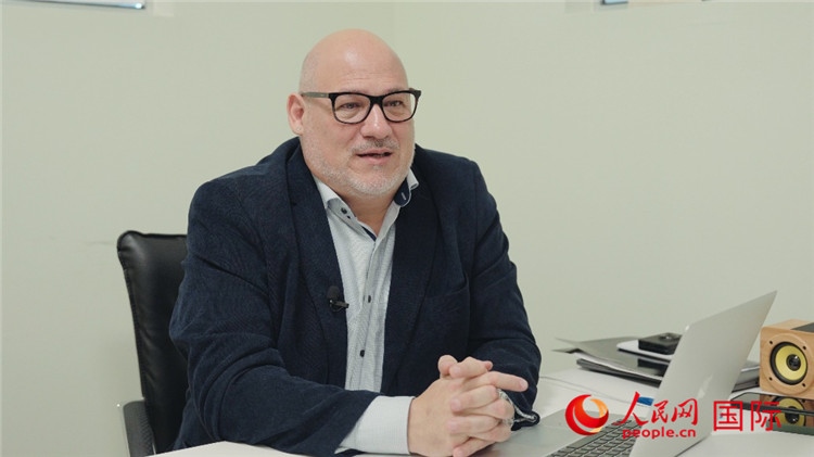 烏拉圭《共和國報》總編輯胡安·布蘭卡接受人民網專訪。人民網記者 張若涵攝