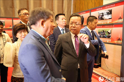 論壇期間配套舉行“‘?dāng)[脫貧困之路’——寧德扶貧開發(fā)圖片展”。人民網(wǎng)記者樊帆 攝