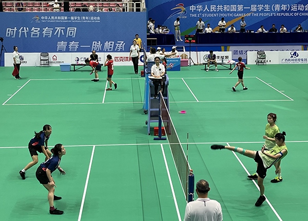11月11日，第一屆全國學(xué)生（青年）運(yùn)動會毽球（校園組）比賽現(xiàn)場。人民網(wǎng)記者 歐興榮攝