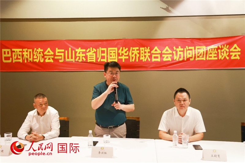 中國僑聯(lián)副主席、山東省僑聯(lián)主席李興鈺（中）在座談會(huì)上致辭。人民網(wǎng)記者 陳海琪攝