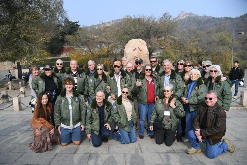 2023年10月29日，美國飛虎隊老兵莫耶一行人在北京八達嶺長城合影留念。