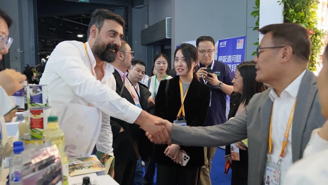 第六屆進博會上，國內(nèi)一家超市行業(yè)的客商與來自美國佐治亞州的企業(yè)展商達成初步合作意向。