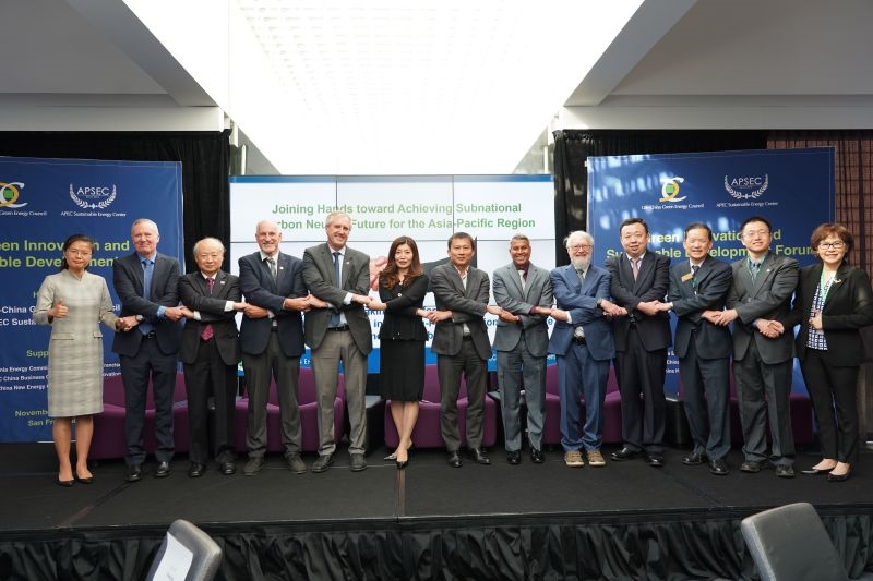 當(dāng)?shù)貢r(shí)間11月13日，2023年亞太經(jīng)合組織會(huì)議期間的重要邊會(huì)“綠色創(chuàng)新與可持續(xù)發(fā)展論壇”在舊金山舉行，有關(guān)學(xué)者、政府官員和清潔能源企業(yè)代表近200人出席。圖為參加論壇的主要嘉賓合影留念?？巳R爾·希斯莫爾 攝