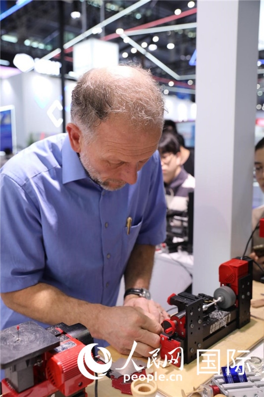 第25屆中國國際高新技術(shù)成果交易會15日在深圳開幕，圖為展商現(xiàn)場演示精密加工工具。人民網(wǎng)記者 魯揚攝