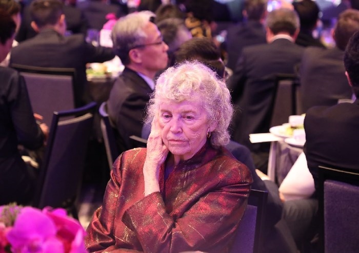 當?shù)貢r間11月15日晚，國家主席習近平在美國舊金山出席美國友好團體聯(lián)合舉行的歡迎宴會。在熱烈的掌聲中，習近平發(fā)表重要演講。圖為參加晚宴人士認真聆聽演講。人民日報記者 李志偉 攝