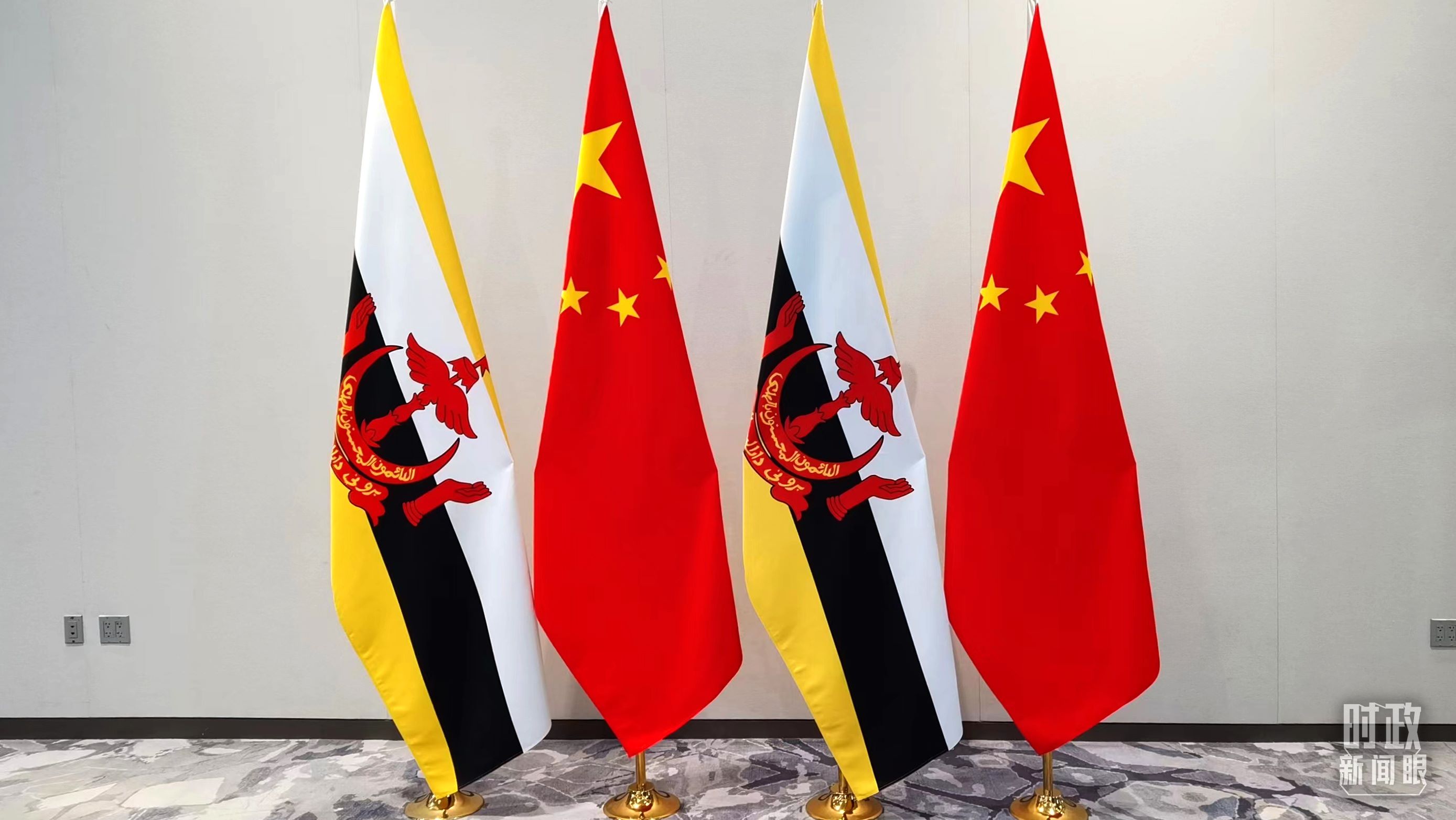 △會(huì)談現(xiàn)場(chǎng)的中文兩國(guó)國(guó)旗。（總臺(tái)央視記者郭鴻拍攝）