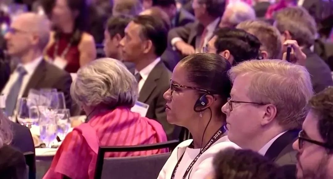 △參加宴會的人士認(rèn)真聆聽演講。