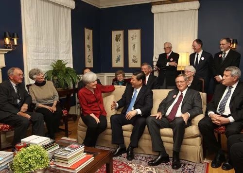 △2012年2月15日，習(xí)近平在前艾奧瓦州友好省州委員會委員蘭蒂夫人（左三）的家中回憶1985年訪問該地時的情景。