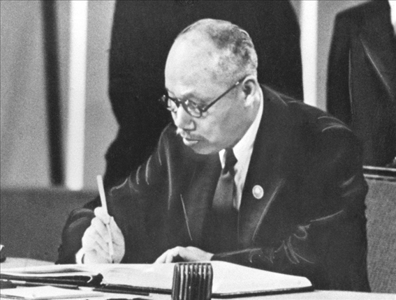 董必武在《聯(lián)合國憲章》上簽名。新華社發(fā)