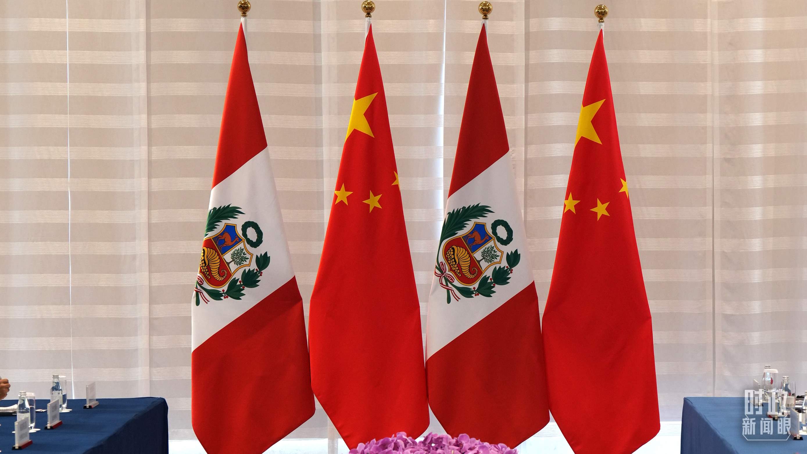 △會(huì)談現(xiàn)場(chǎng)的中秘兩國(guó)國(guó)旗。（總臺(tái)國(guó)廣記者李晉拍攝）