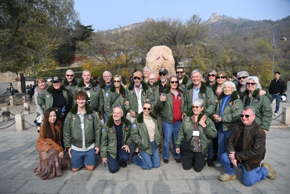 △2023年10月29日，飛虎隊老兵莫耶一行人在北京八達(dá)嶺長城合影留念。