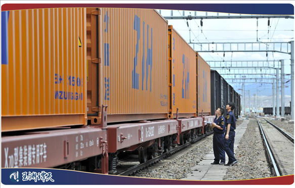｜｜新疆阿拉山口，中歐班列從這里經(jīng)過