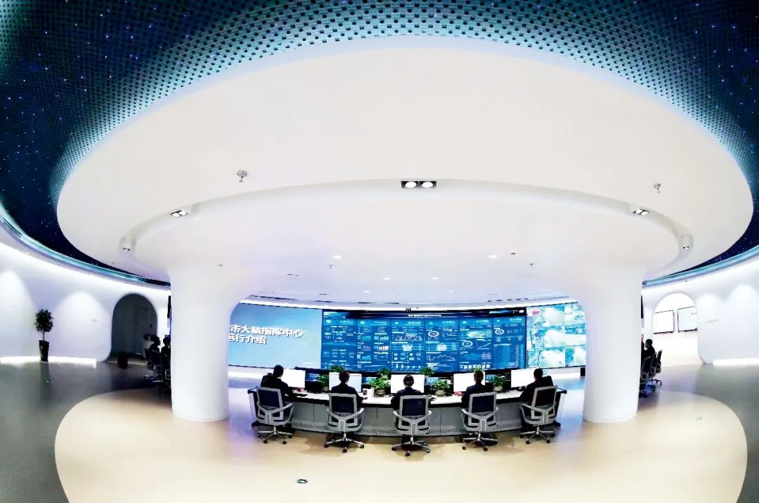 2021年2月2日，江西省撫州市東鄉(xiāng)區(qū)城市大腦指揮中心，工作人員通過(guò)城市大腦指揮平臺(tái)實(shí)時(shí)監(jiān)控、抓取、分析相關(guān)案件。