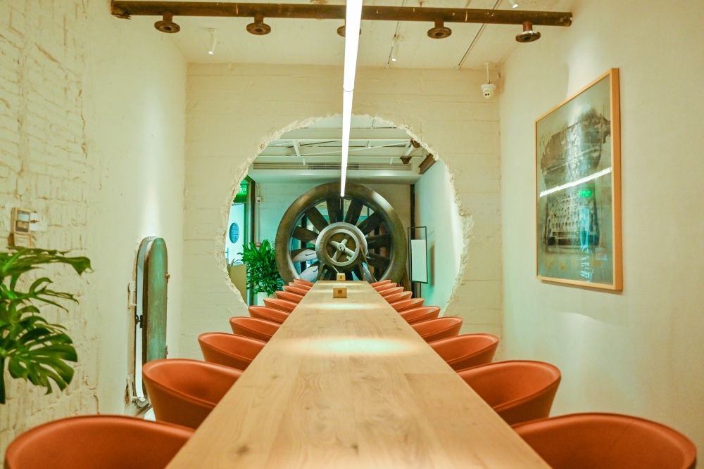 “絲聯(lián)166”園區(qū)內(nèi)保留工業(yè)遺存的咖啡館。（受訪者供圖）