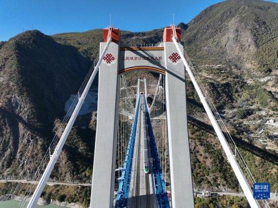11月25日，列車通過麗香鐵路金沙江特大橋（無人機照片）。