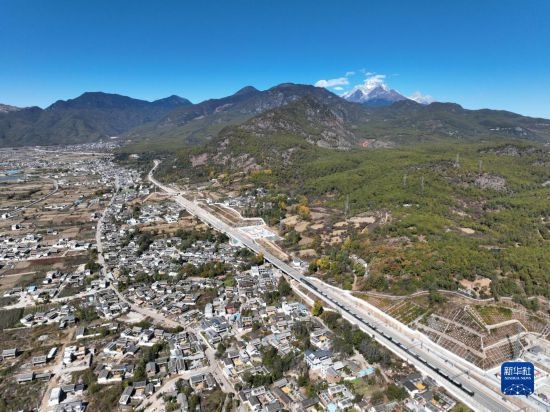 11月25日在麗江市境內拍攝的即將開通的麗香鐵路（無人機照片）。