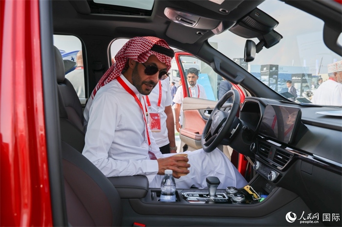 嘉賓參觀體驗(yàn)山東重工產(chǎn)品。人民網(wǎng)記者 任皓宇攝