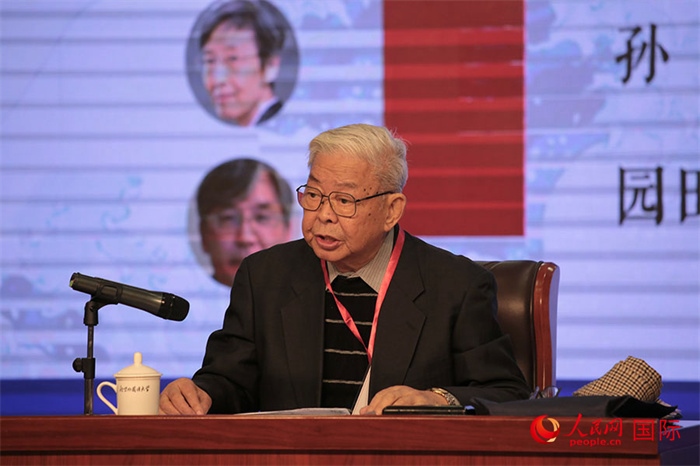 北京外國(guó)語(yǔ)大學(xué)北京日本學(xué)研究中心原主任嚴(yán)安生發(fā)表主旨演講。人民網(wǎng)記者 張麗婭攝