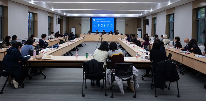 “區(qū)域國(guó)別學(xué)視角下的日語(yǔ)學(xué)科建設(shè)”圓桌論壇現(xiàn)場(chǎng)。主辦方供圖