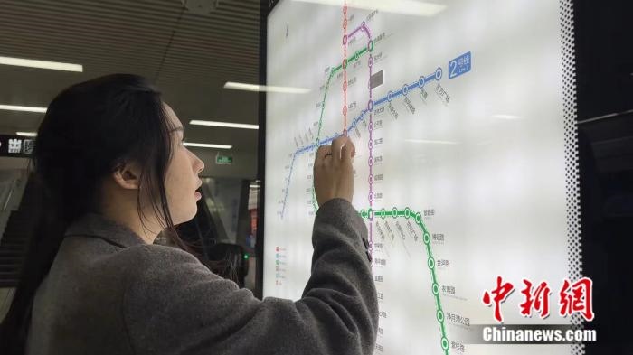 李佳夢(mèng)正在坐地鐵。呂盛楠 攝