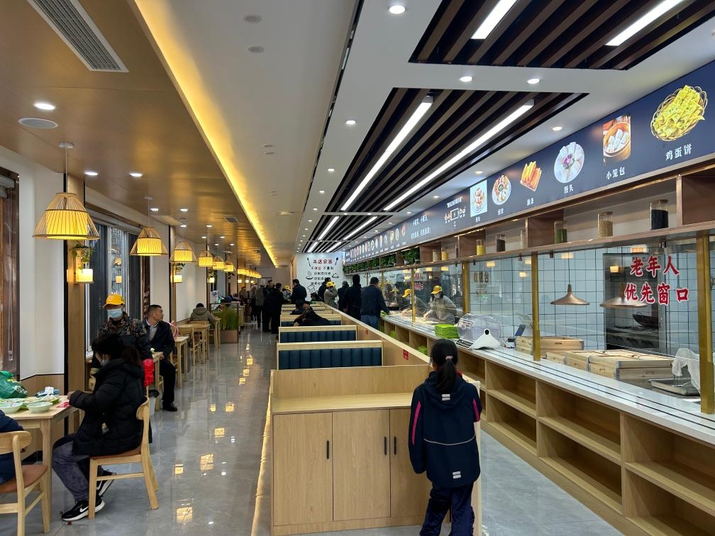 位于安徽合肥市瑤海區(qū)和平路街道綠苑社區(qū)的社區(qū)老年大食堂。（綠苑社區(qū)供圖）