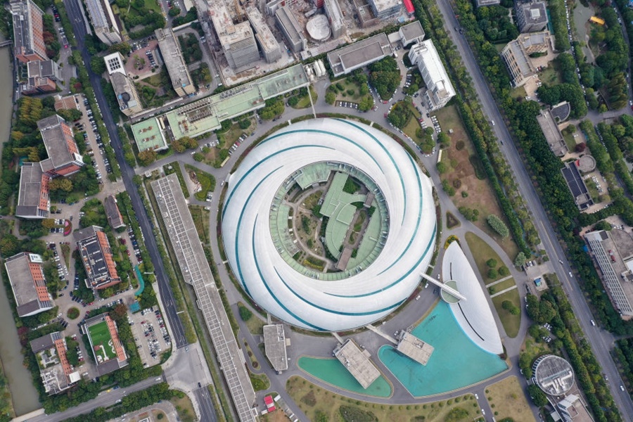 位于上海張江科學(xué)城的國(guó)家大科學(xué)裝置上海光源（2020年10月26日攝，無(wú)人機(jī)照片）。