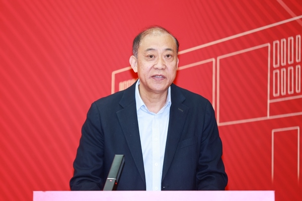 《教育踐悟錄》作者、中央財經(jīng)大學(xué)黨委書記何秀超。受訪者供圖