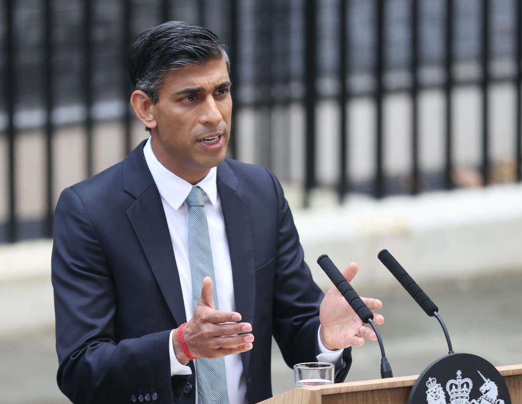 2022年10月25日，里?！ぬK納克在英國倫敦唐寧街10號首相府前發(fā)表講話。新華社記者李穎攝