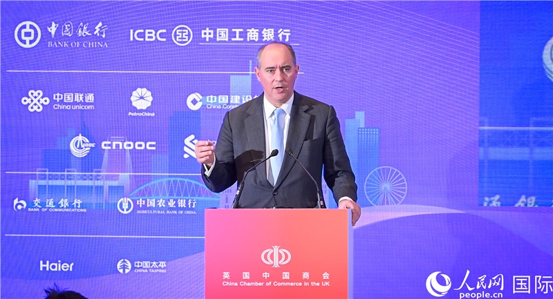 英國商業(yè)貿(mào)易部國務(wù)大臣（投資大臣）多米尼克·約翰遜與會(huì)。人民網(wǎng) 郭錦標(biāo)攝